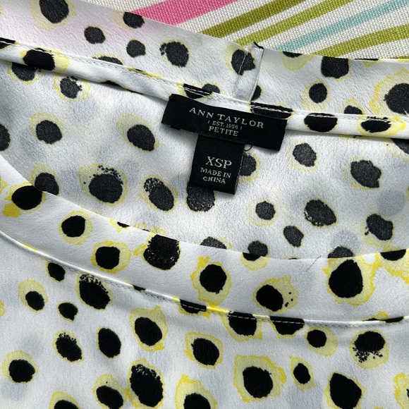 Ann Taylor XSP  short sleeve 💯% polyester blackwhite yellow polka dot blouse - Picture 2 of 5